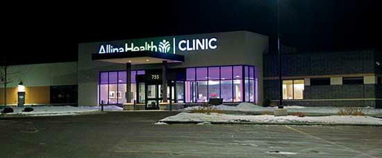 Buffalo Strong has supported Allina Crossroads staff members who were affected by the tragic event on February 9, 2021. Dani Palmer shared that Buffalo Strong has offered financial support, as well as helping families and individuals with errands, cleaning their homes, and more, through the work of volunteers. Staff members have since returned to the clinic after it re-opened. The clinic brightly shines purple every night as a sign of strength. (Photo by Emily Vojtech)