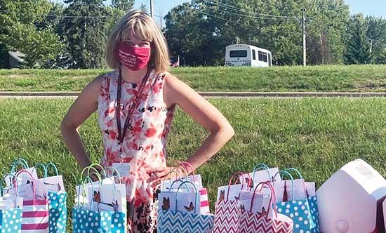 Hospice Director Heather Van Cleave distributed goody bags at the event for all participants, including a program and other gifts.